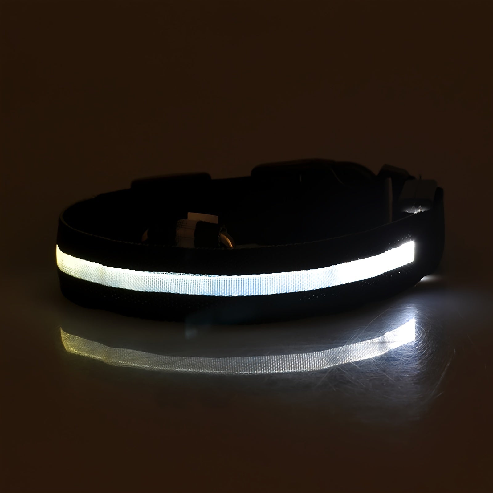 Collare Luminoso Regolabile per Cani - Sicurezza Notturna con Strisce Fluorescenti